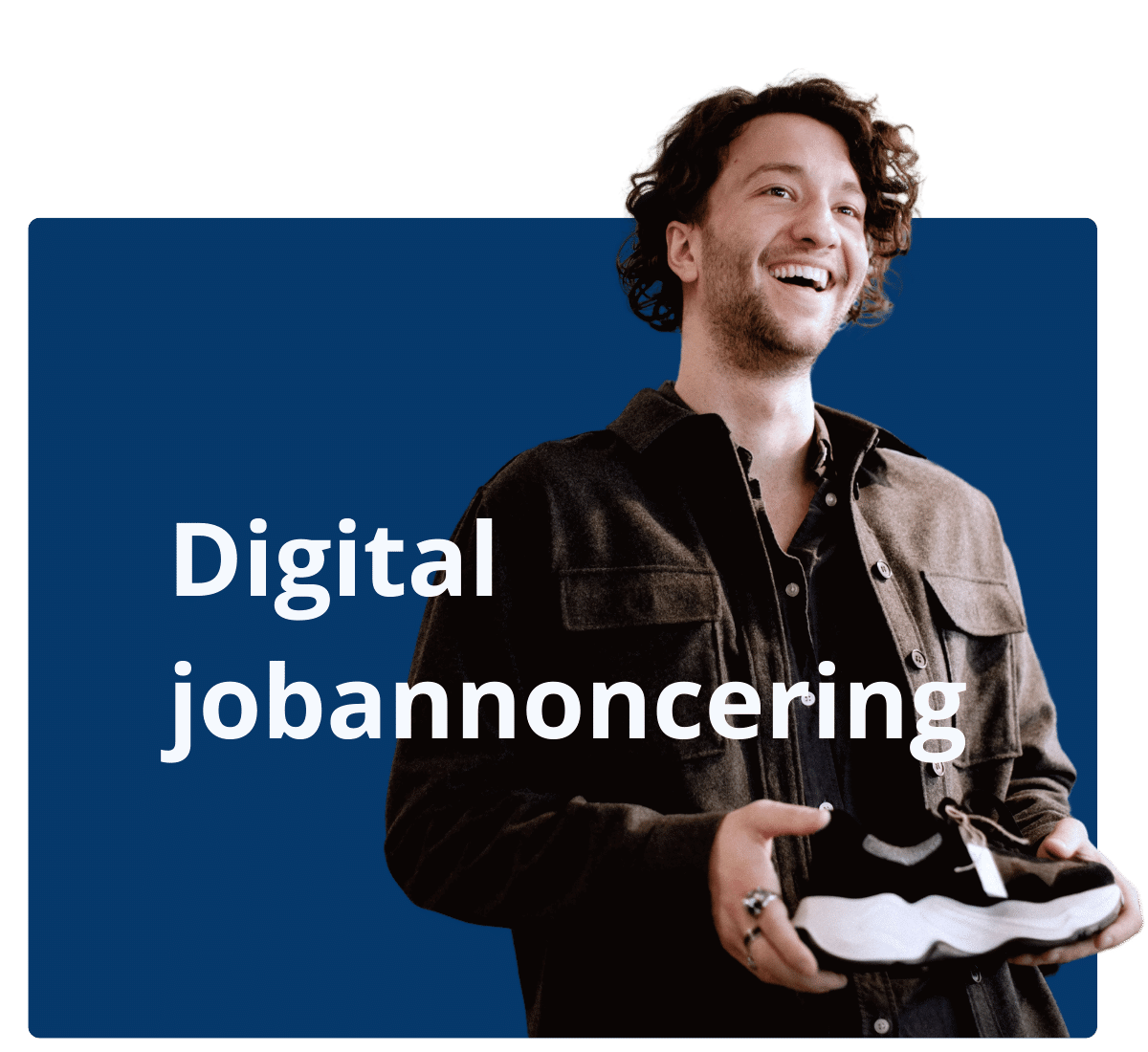 En mand smiller, i et friskåret billede på blå baggrund. Tekst Digital jobannoncering.