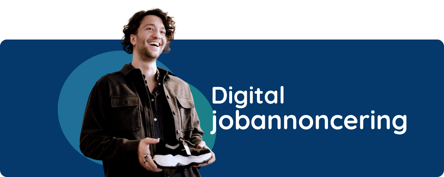Mand står og smiler. Han er fritskåret på en blå baggrund, henover står teksten - Digital jobannoncering