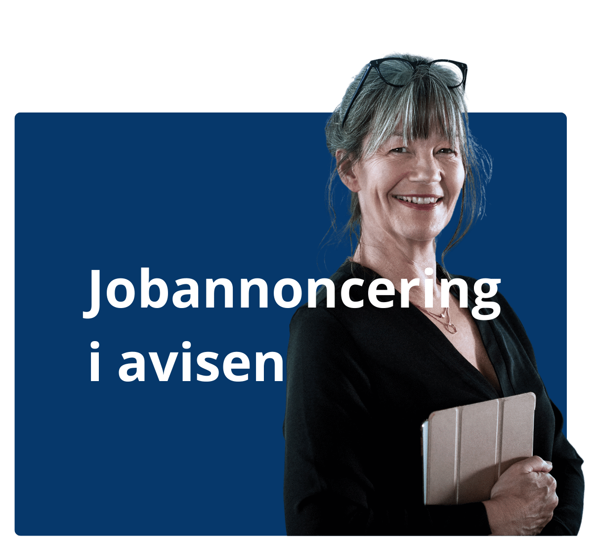 En professional kvinde med en tablet under armen. Henover står Jobannoncering i avisen