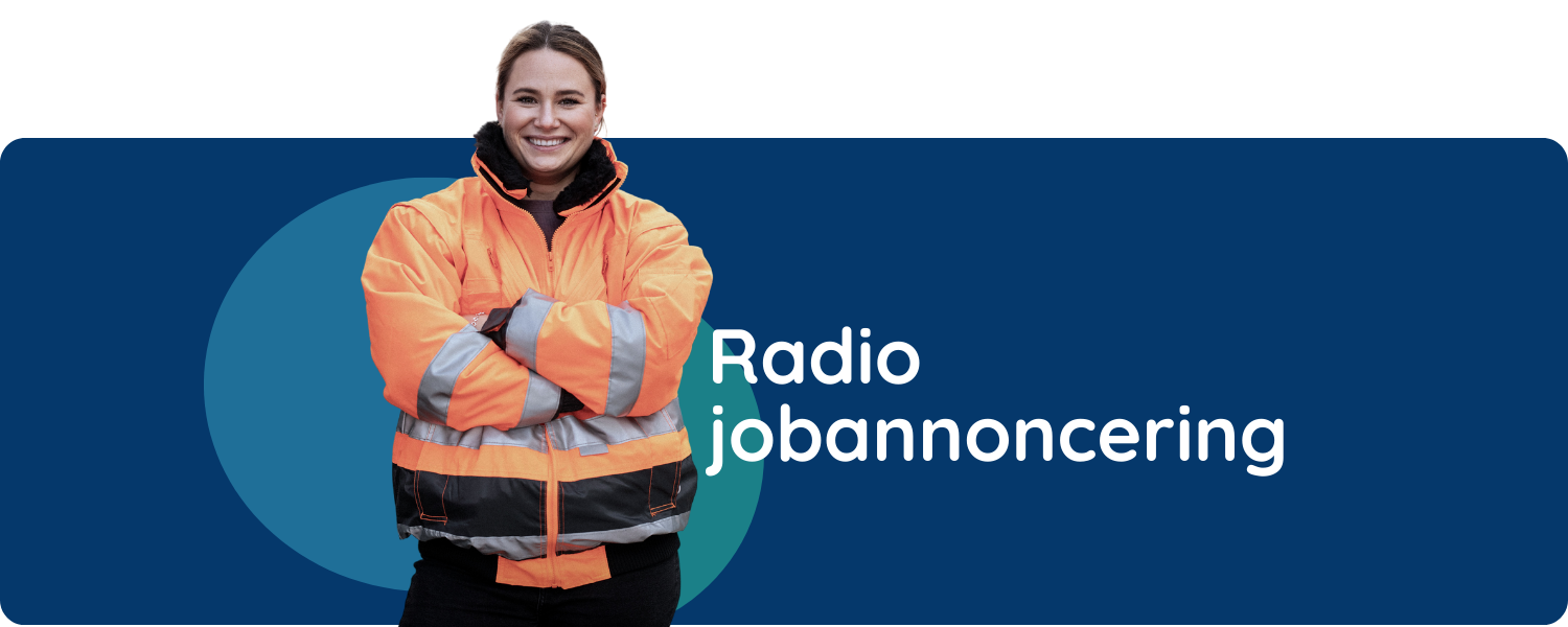 Radio jobannoncering. En kvinde i orange arbejdsjakke står og smiler med armene over kors. Hun er fritskåret på en blå baggrund og henover står teksten