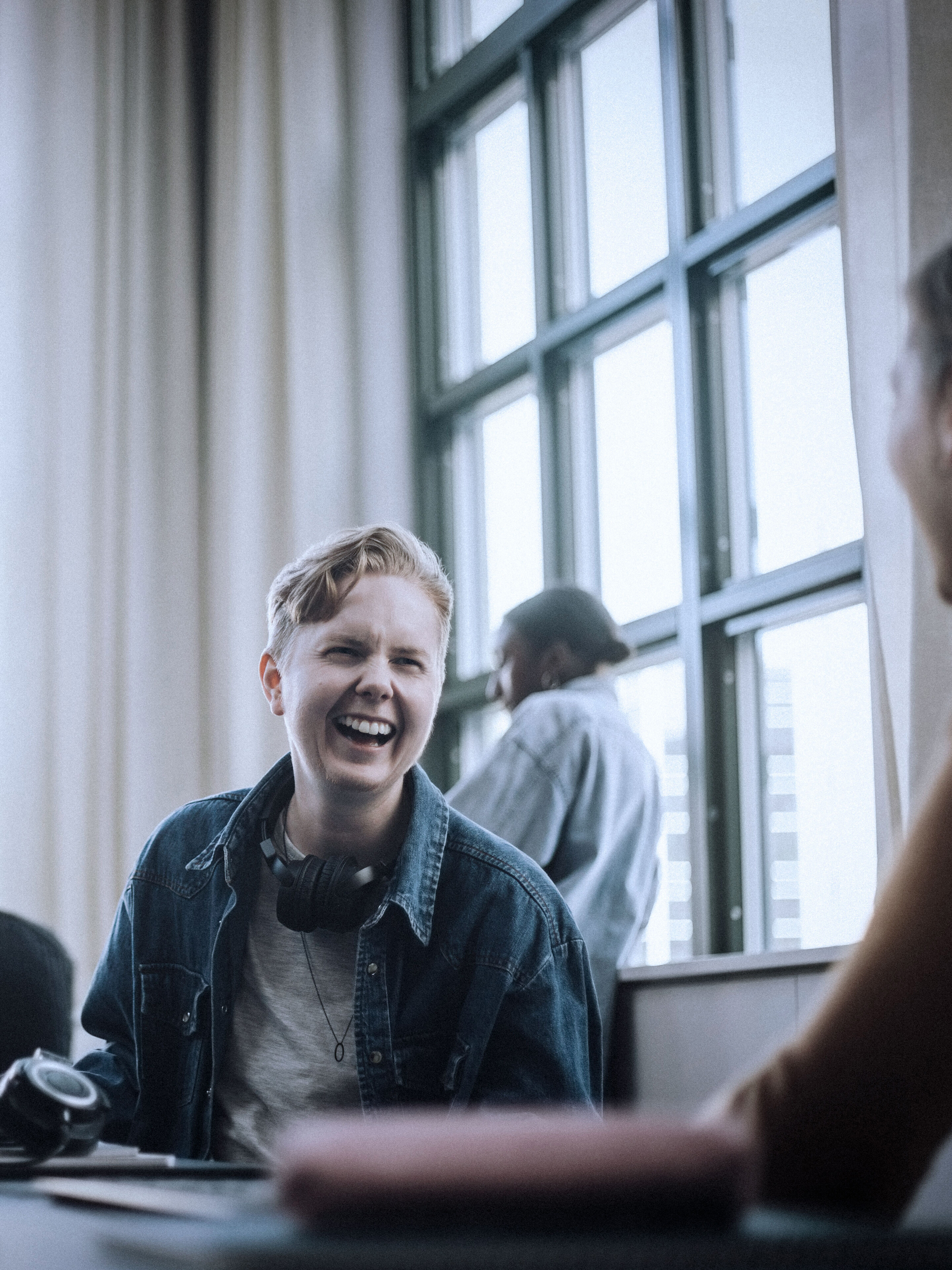 To medarbejdere, der arbejder sammen