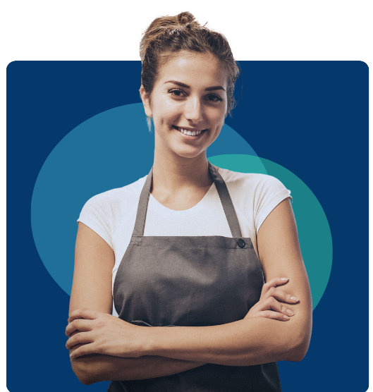 En ung kvinde i orange arbejdsjakke smiler. På en blå baggrund.