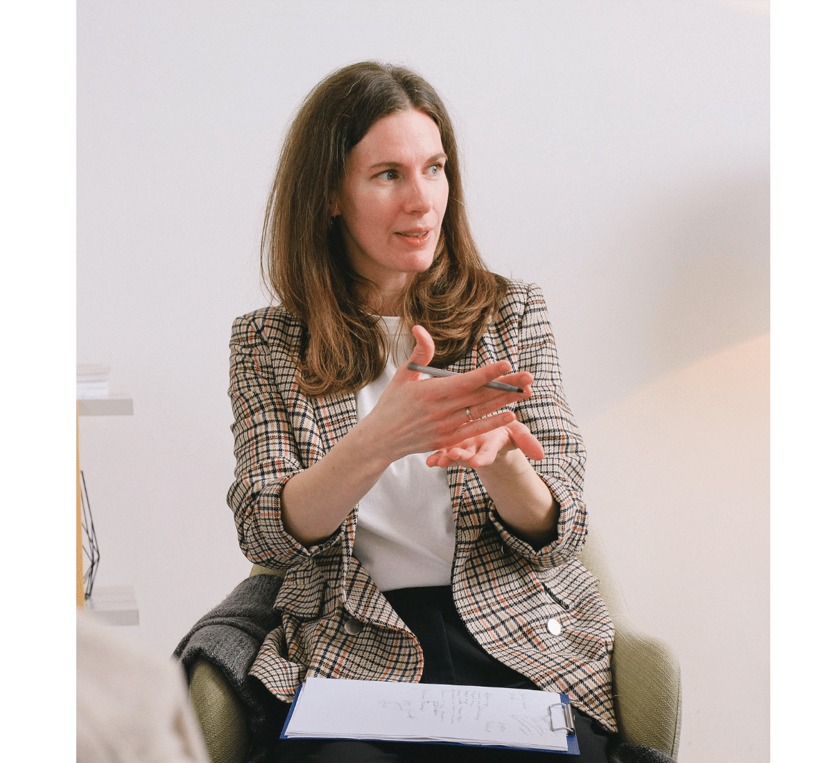 En rådgiver indenfor målrettet rekruttering sidder og rådgiver