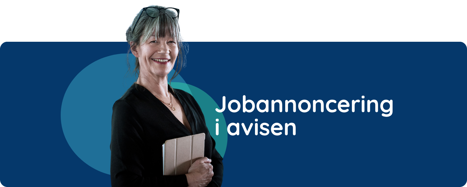 En kvinde står med en tablet og smiler. Hun er fritskåret på en mørkeblå baggrund. Henover står der med hvis tekst