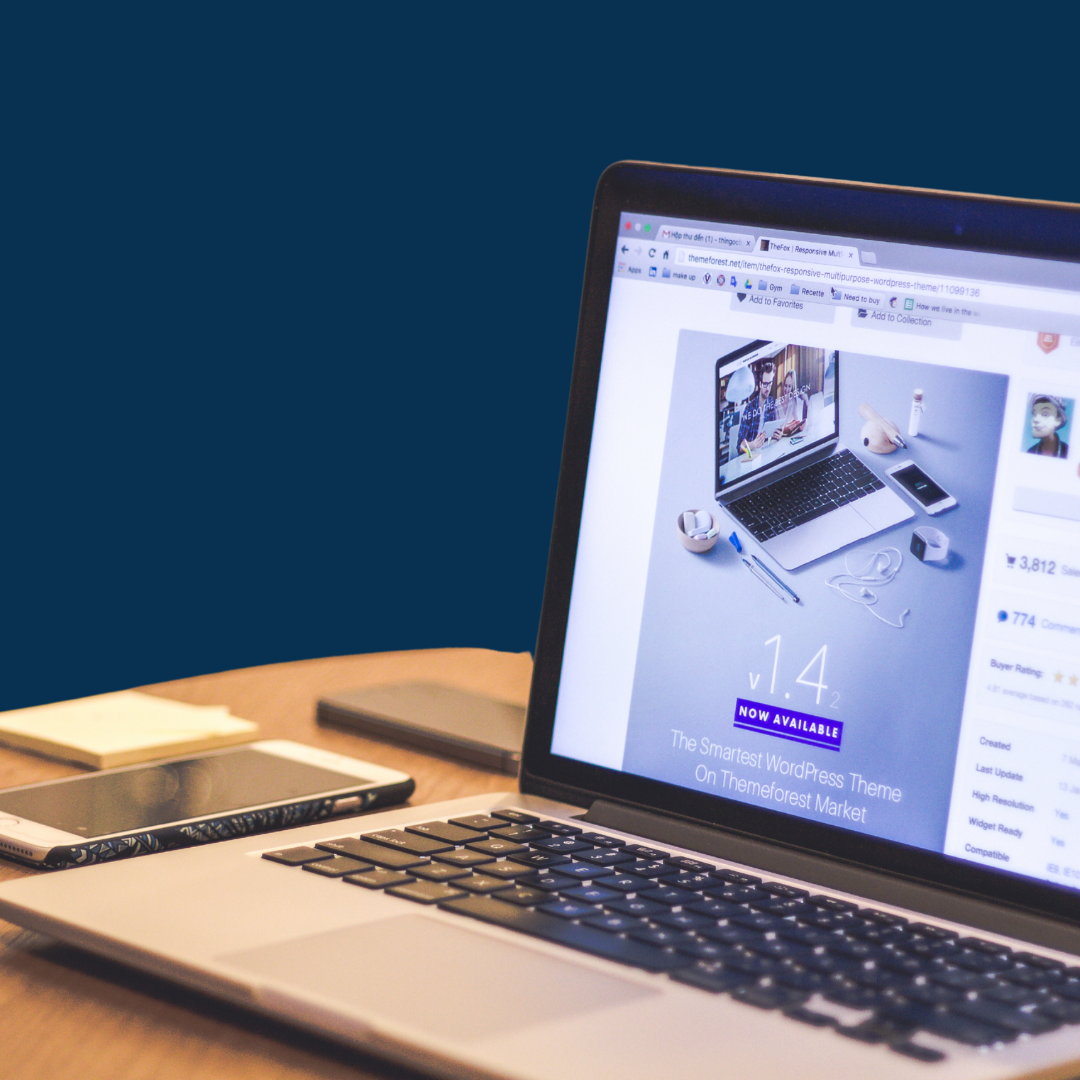 En mand smiller, i et friskåret billede på blå baggrund. Tekst Digital jobannoncering.