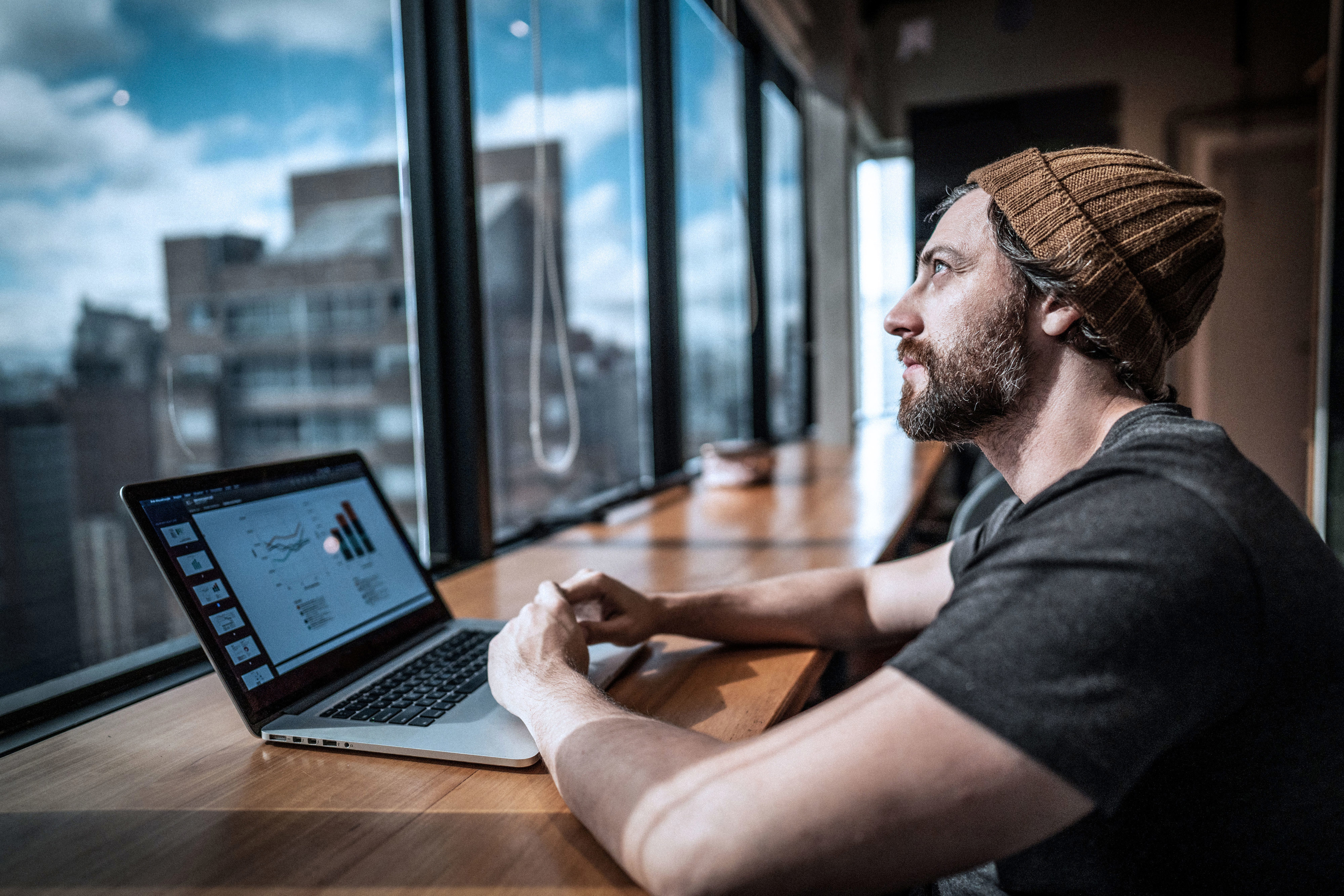 Medarbejder i enkeltmandsvirksomhed, der arbejder på en cafe